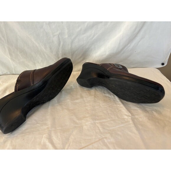 Clarks Mules Brown women's size 7 with button detail - Picture 8 of 8